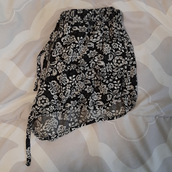 Patterned Shorts - Picture 3 of 3